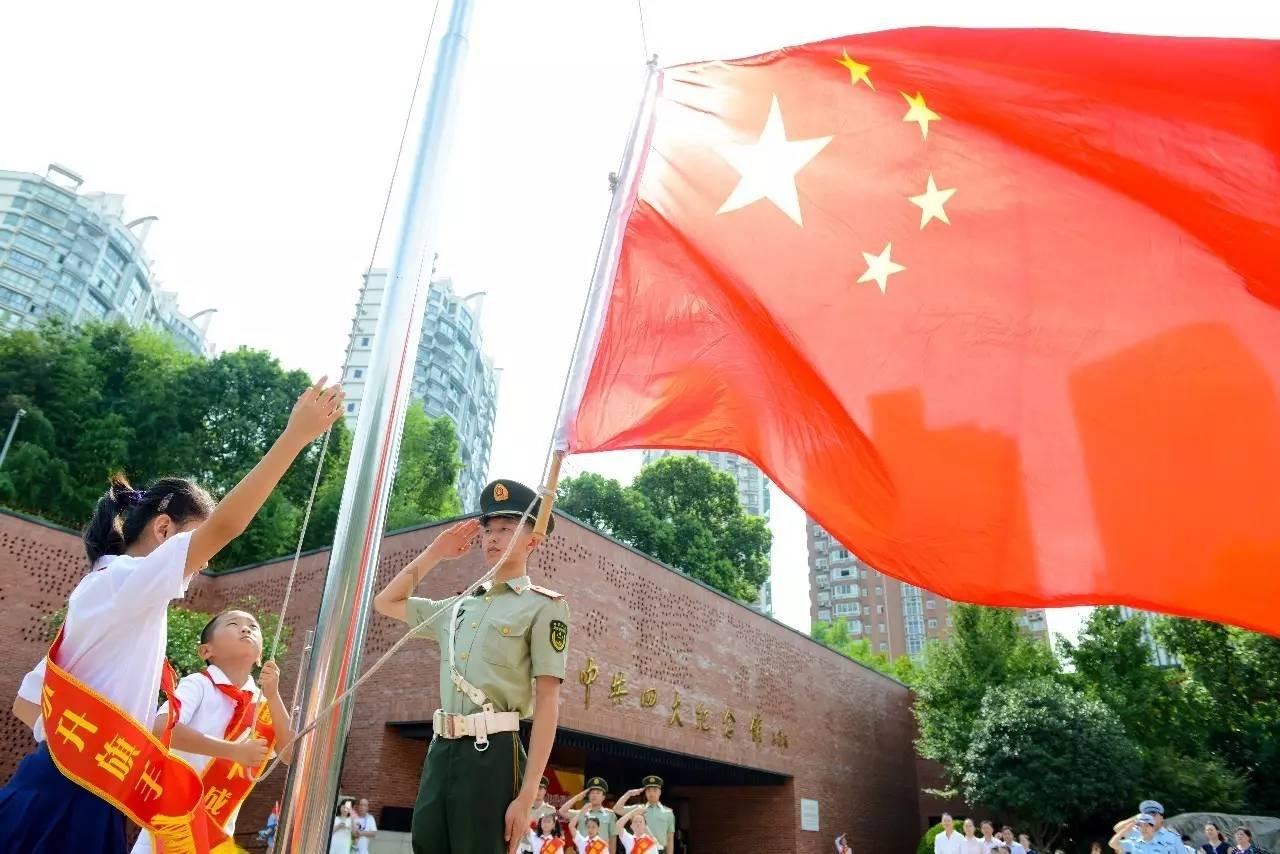 萌即正义，收容所里的猫咪被招募为警员，走马上任成为当地明星猫