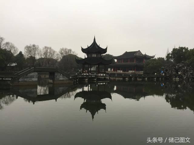 逃离黑与白的房间